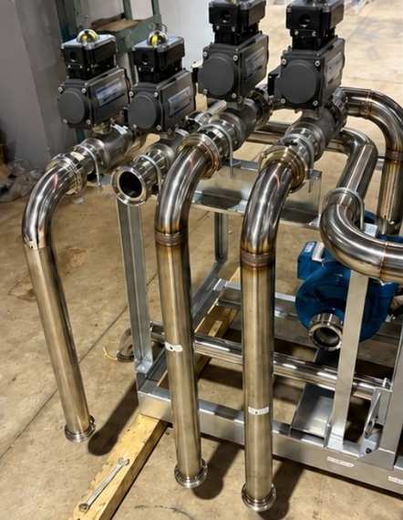 Conjunto de tubulações e válvulas em aço inox apresentado no portfólio da Eixo3